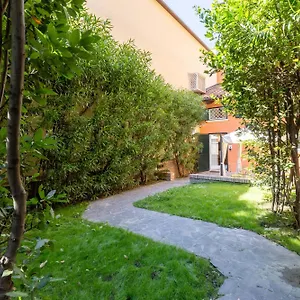 Casa vacanze Isaia Garden -private Garden Bath Bolognarooms, Bologna